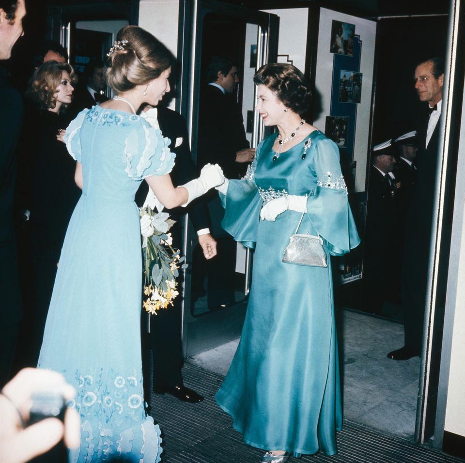 Queen Elizabeth II.: im blauen Kleid
