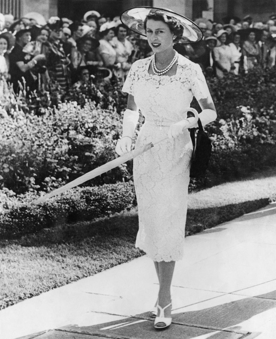 Queen Elizabeth II.: im weißen Kleid