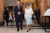 Queen Elizabeth II.: im geblümten Rock