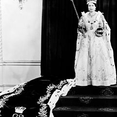 Queen Elizabeth II.: mit Zepter und Krone