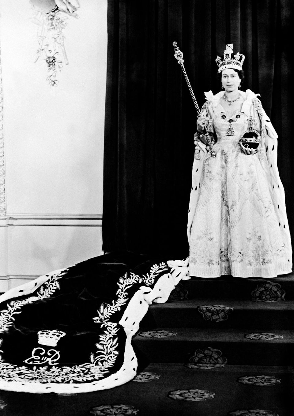 Queen Elizabeth II.: mit Zepter und Krone