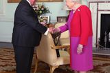 Queen Elizabeth II.: im rot-pinken Kleid