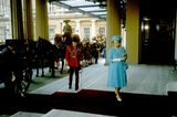Queen Elizabeth II.: im blauen Kleid