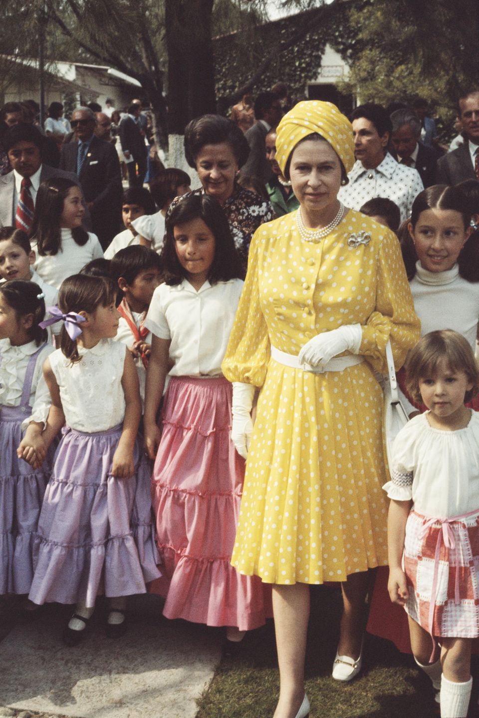 Queen Elizabeth II.: im gelben Kleid