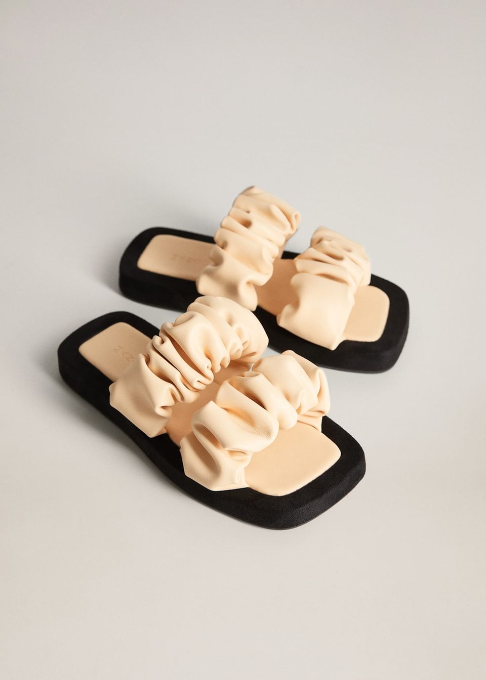 Sommerschuhe: Sandalen mit gerafften Riemen