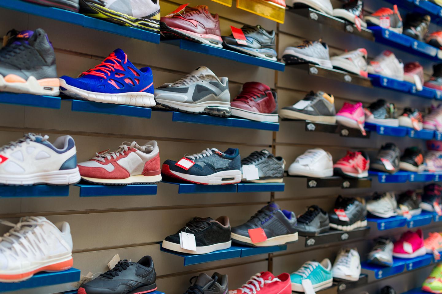 Runners Point: Eine Wand voller Sportschuhe in einem Schuhladen