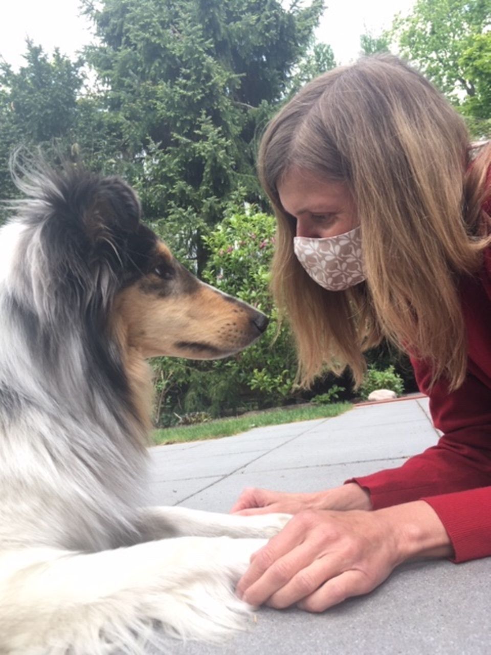 "Ein Schutz fürs Leben": Frau mit Maske und Hund