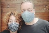 "Ein Schutz fürs Leben": Mann und Frau mit Masken