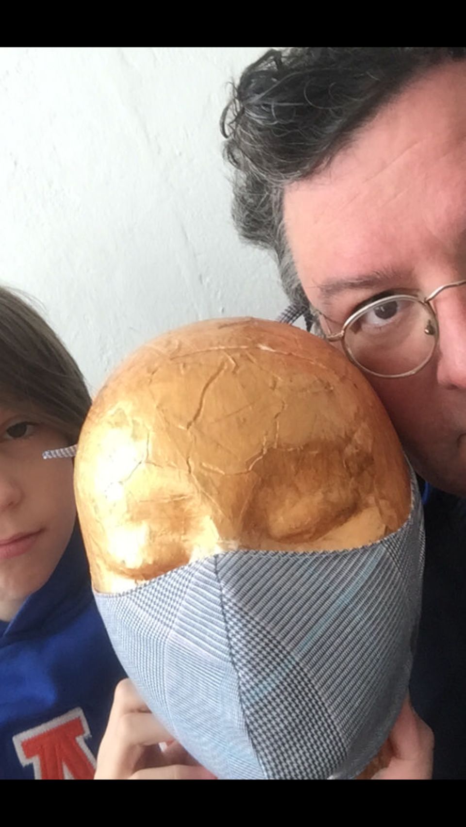 "Ein Schutz fürs Leben": Junge und Mann zeigen Puppe mit Maske