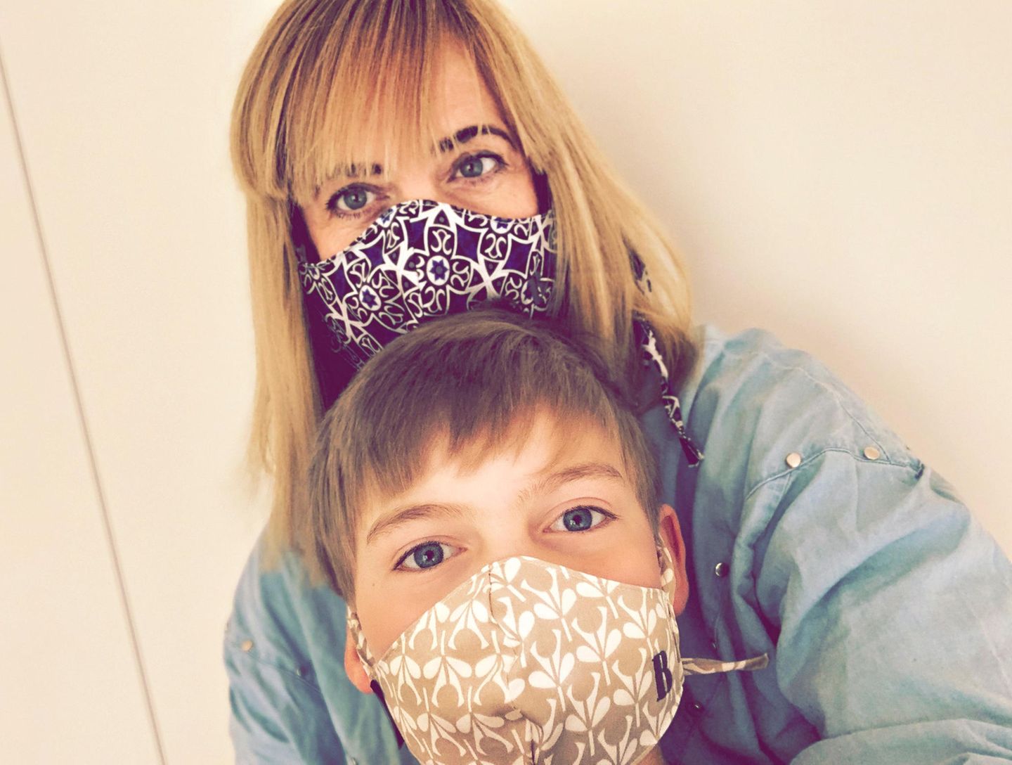 "Ein Schutz fürs Leben": Frau und Junge mit Masken