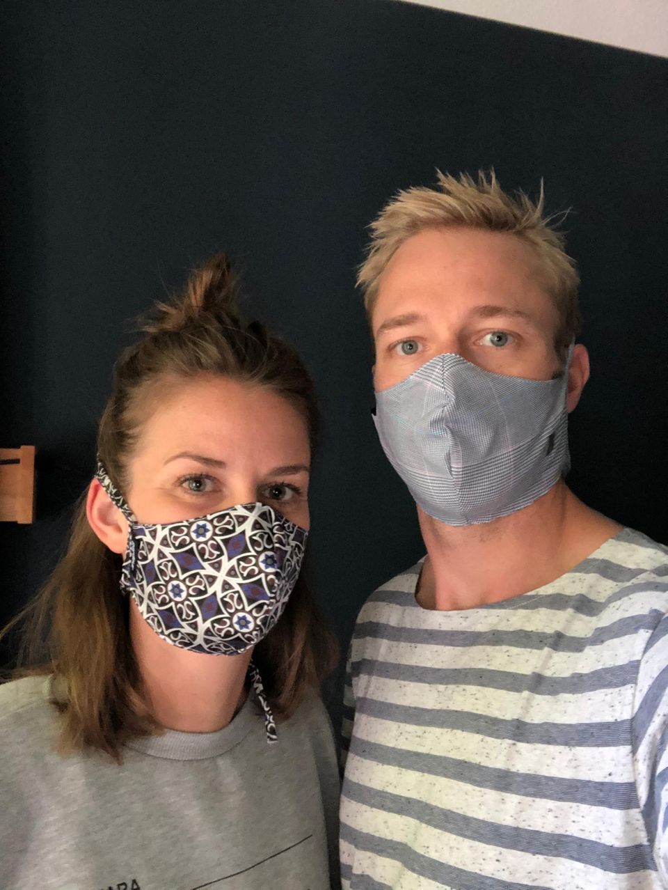 "Ein Schutz fürs Leben": Mann und Frau mit Masken