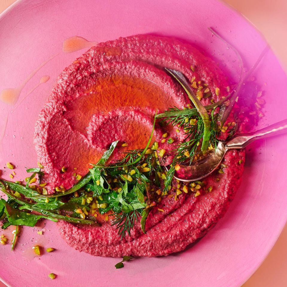 Pinkfarbener Hummus mit Kräutern und Pistazien