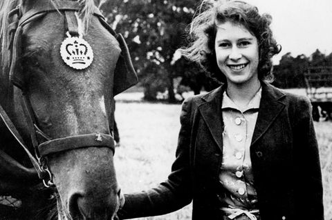 Queen Elizabeth II .: with horse "loading =" lazy