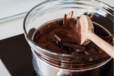 Schokolade schmelzen: Geschmolzene Schokolade im Wasserbad