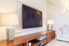 Fernseher verstecken - die 10 besten Ideen Fernseher verstecken:Wohnzimmer mit Fernseher und Bilderrahmen drumherum