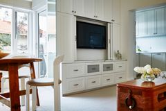 Fernseher verstecken - die 10 besten Ideen Fernseher verstecken: Wohnzimmer mit Wohnwand