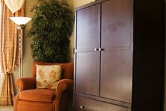 Fernseher verstecken: die 10 besten Ideen Fernseher verstecken: Wohnzimmer mit Sessel und Schrank