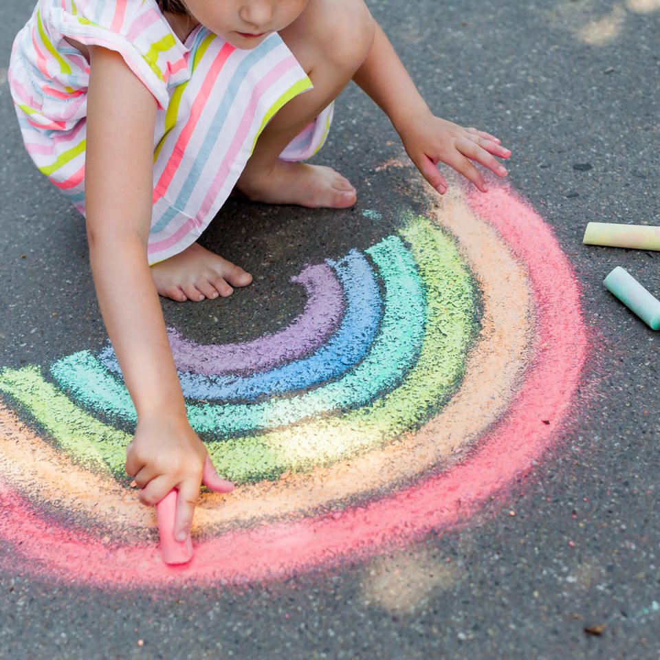Kreide selber machen: Kind malt mit Kreide auf Straße