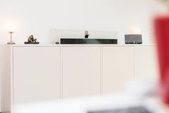 Fernseher verstecken - die 10 besten Ideen Fernseher verstecken: weißes Sideboard