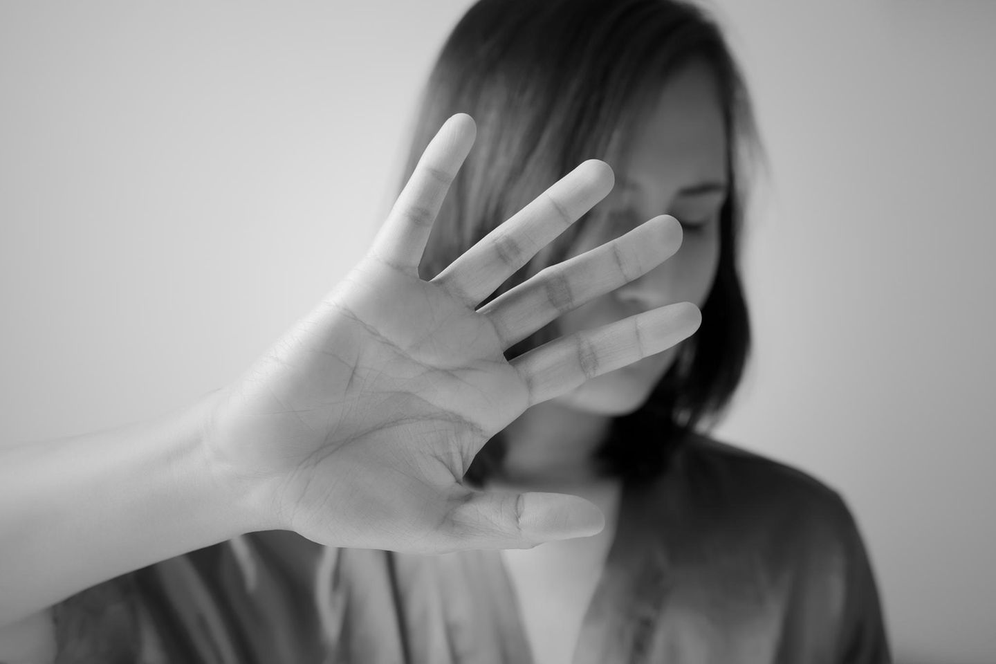 Gewalt gegen Frauen: Frau hält abweisend die Hand in die Kamera