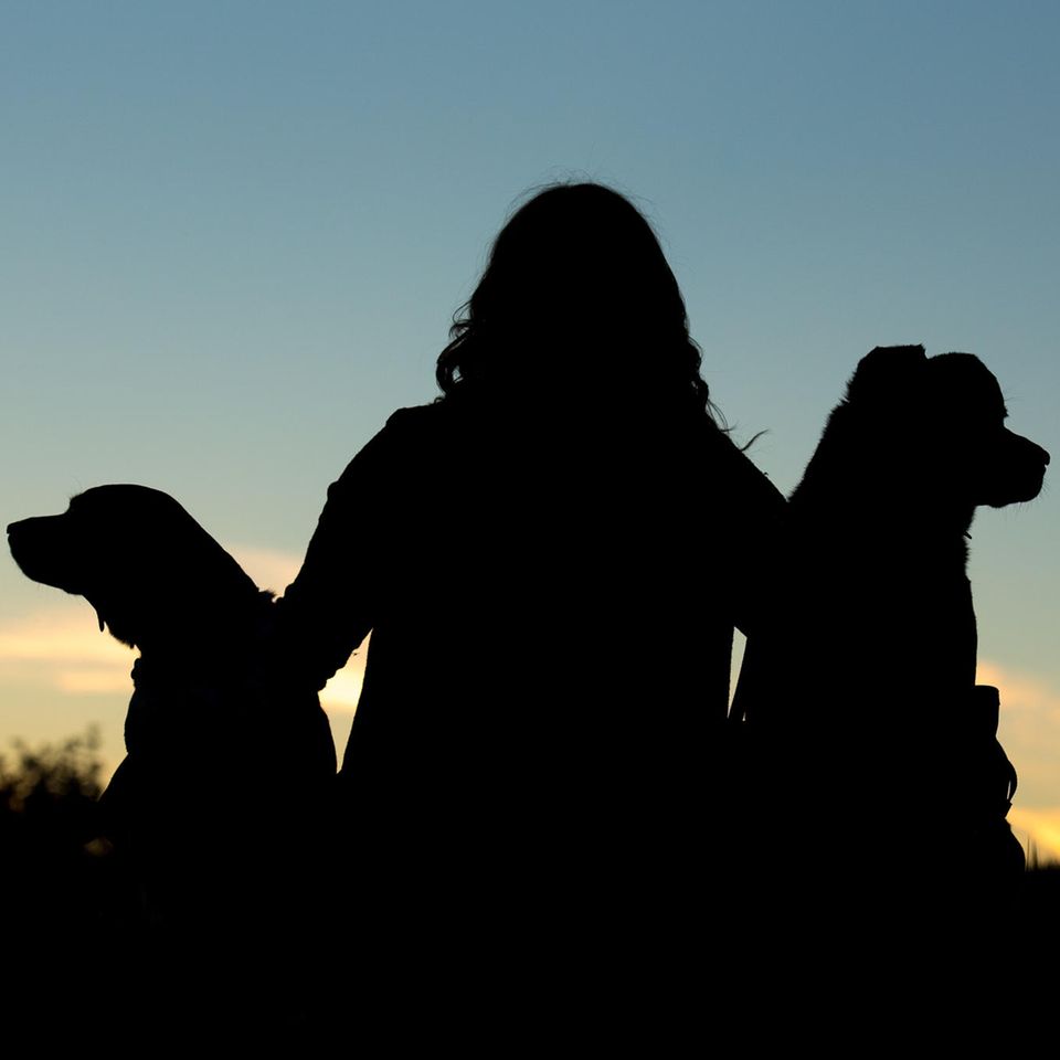 Hund klonen: Frau mit zwei Hunden