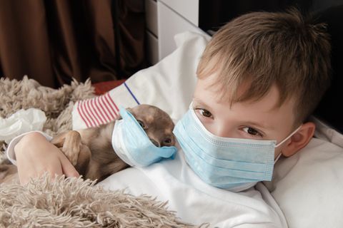 Coronavirus und Kawasaki-Syndrom: Kranker Junge mit MundschutzCor