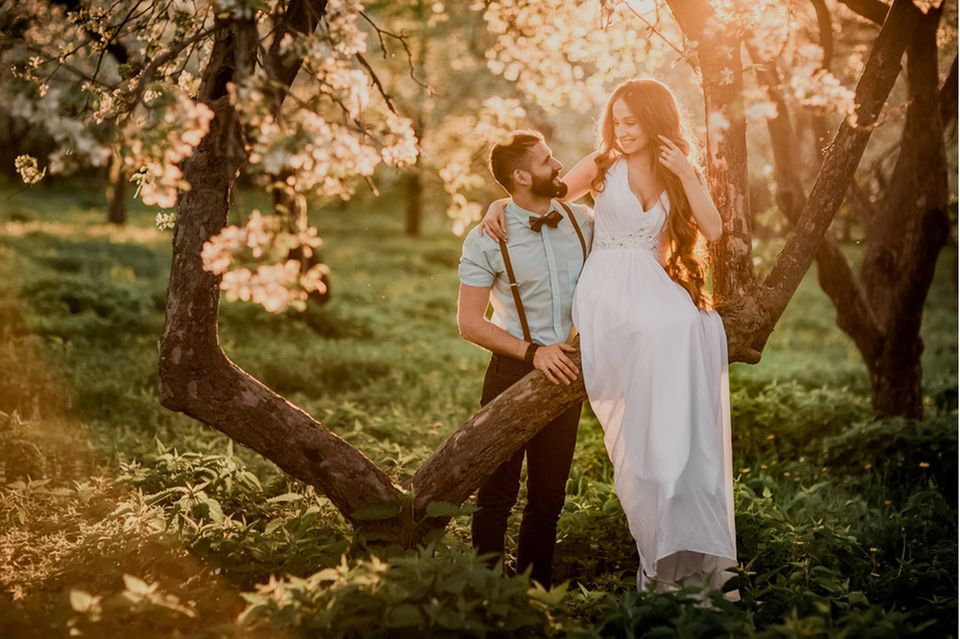 Hochzeit zu zweit: Hochzeitspaar im Wald