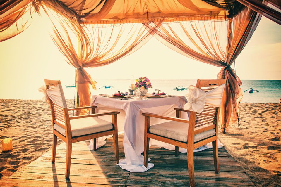 Hochzeit zu zweit: Gedeckter Tisch am Strand