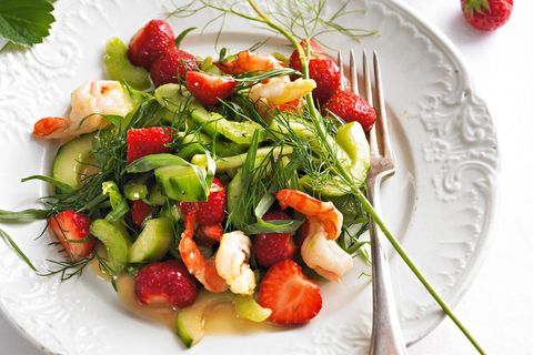 Erdbeer-Gurkensalat mit Garnelen