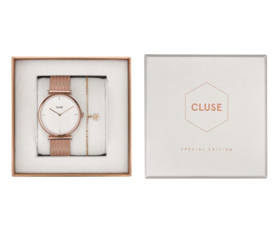Warum sich nicht mal wieder selbst beschenken? Cluse versüßt uns den Juni mit neuen Geschenkboxen und einer Auswahl an coolen neuen Styles. Unser Favorit: Diese Uhr im Roségold-Look mit passendem Armband. Um 130 Euro.