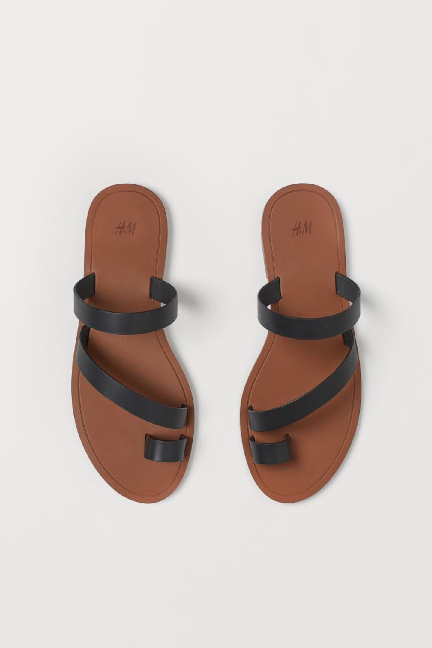 Flache Sommerschuhe: Sandalen mit Zehring