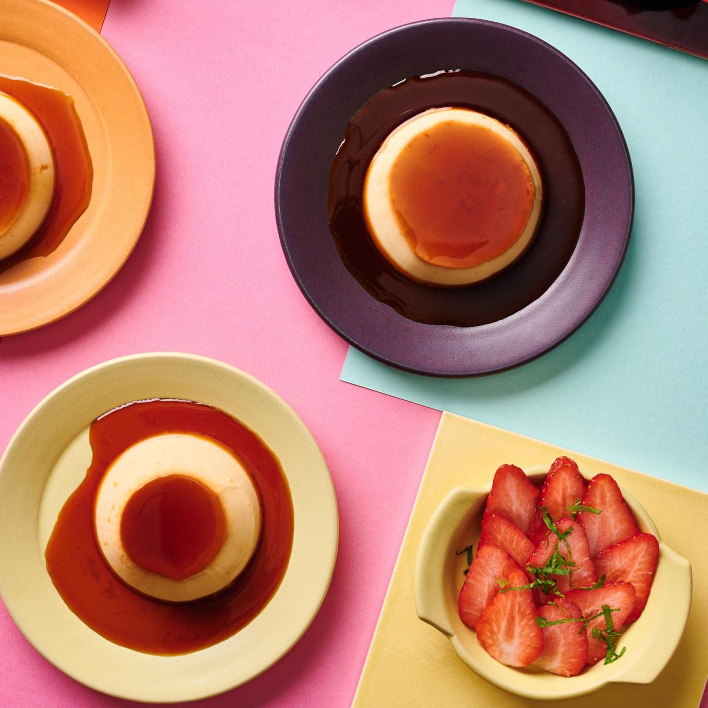Vanille-Karamell-Flan mit Beeren