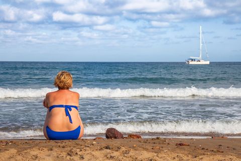 Hotel Cuxhaven will keine Übergewichtigen: Frau am Strand