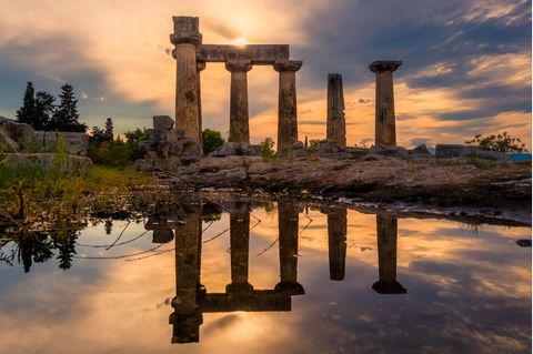 Korinthenkacker: Blick auf historische Bauwerke in Korinth
