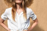 Sommermode 2020: Bluse aus Viskose und weiße Jeans