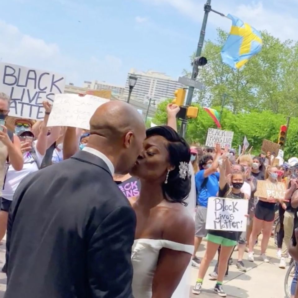Black Lives Matter: Hochzeit mitten auf Demo