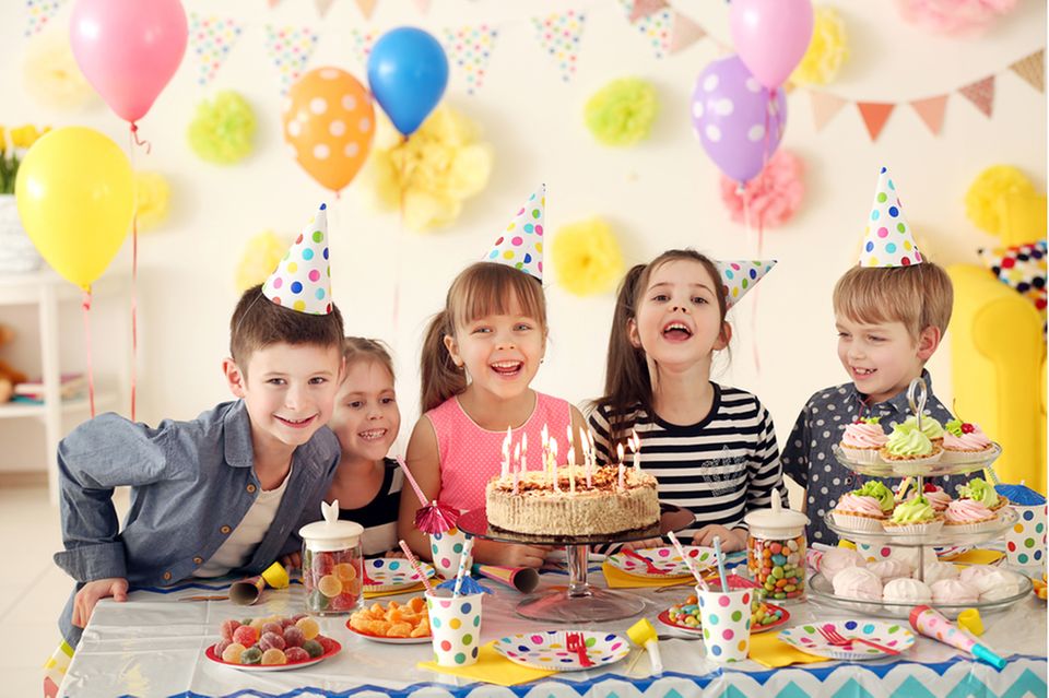 Kindergeburtstag Ideen: Kinder mit Geburtstagskuchen