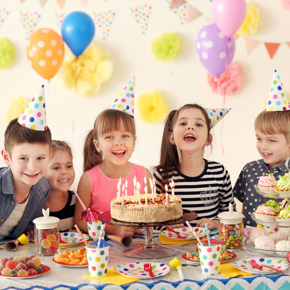 Kindergeburtstag Ideen: Kinder mit Geburtstagskuchen