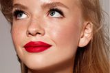 Den Blondinenmund dürfen fast alle Farbtöne schmücken: Rosé, Pink, Nudetöne – aber auch ein kräftiges Rot. Für präzises Auftragen vor dem Lippenstift mit einem Lipliner die Lippen umranden, dabei aber immer beachten: Lipliner und Lippenstift müssen farblich zusammenpassen!