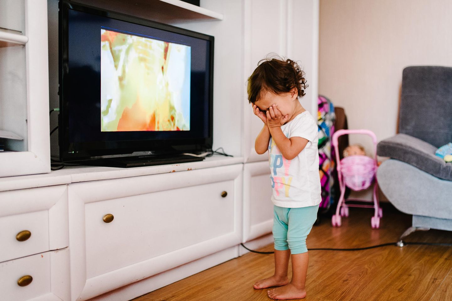 Kind quengelt vor dem Fernseher