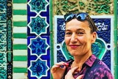 Das große Staunen: Usbekistan Frau vor Mausoleum