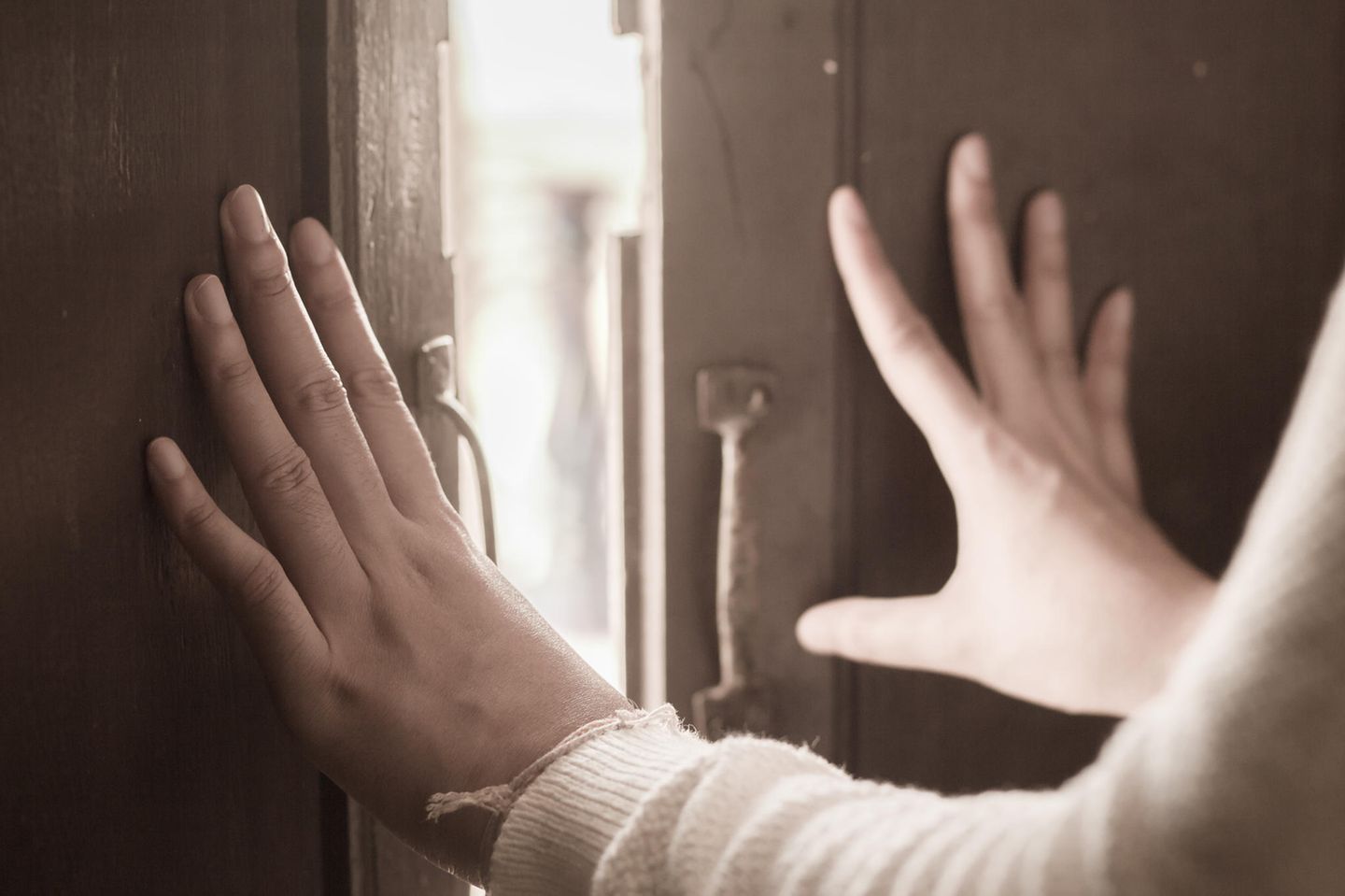 Schicksalsschlag: Hände ausgestreckt an Tür