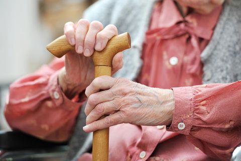 Lebensweisheiten einer 90-Jährigen: Eine alte Frau mit einem Gehstock
