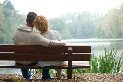 Altersunterschied in der Beziehung: Frau und Mann auf Parkbank