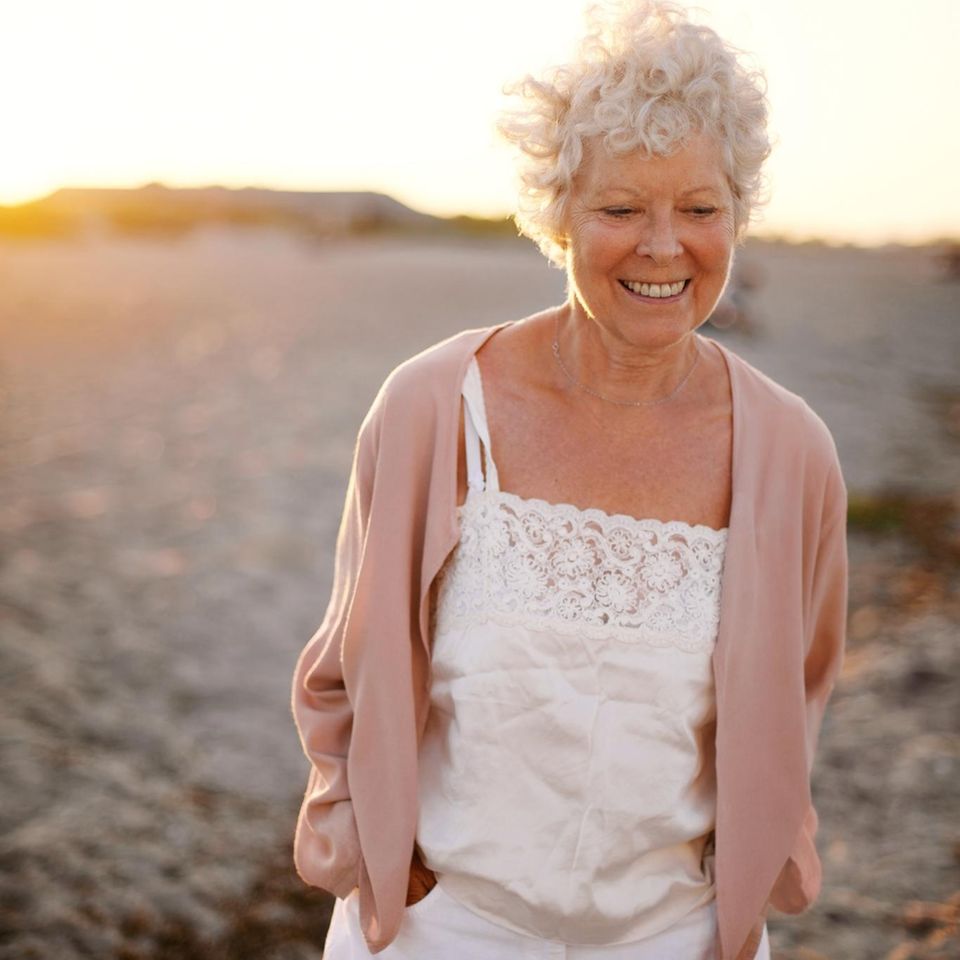 Langes Leben: ältere Dame am Strand
