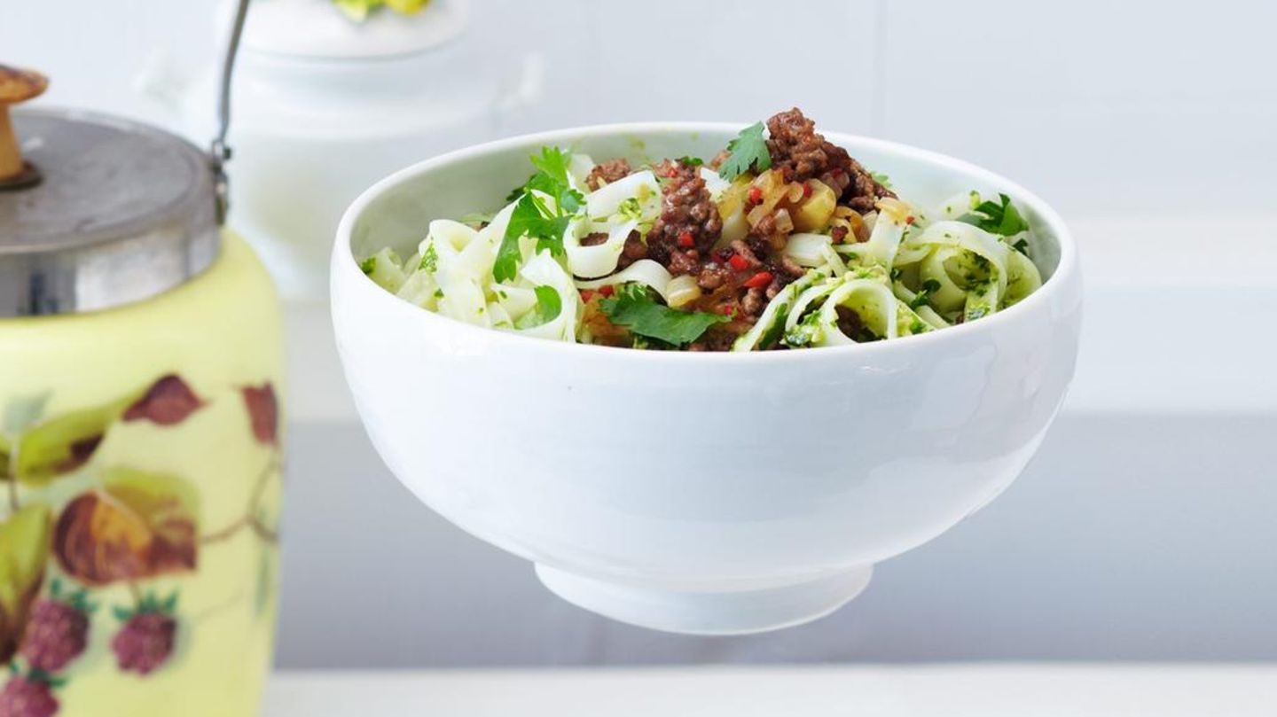 Glasnudeln mit Korianderpesto und Chilihack | BRIGITTE.de