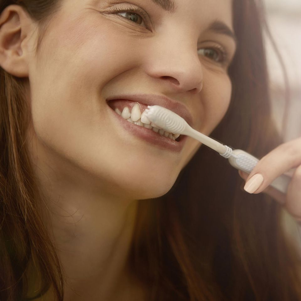 Mundhygiene: Frau beim Zähneputzen