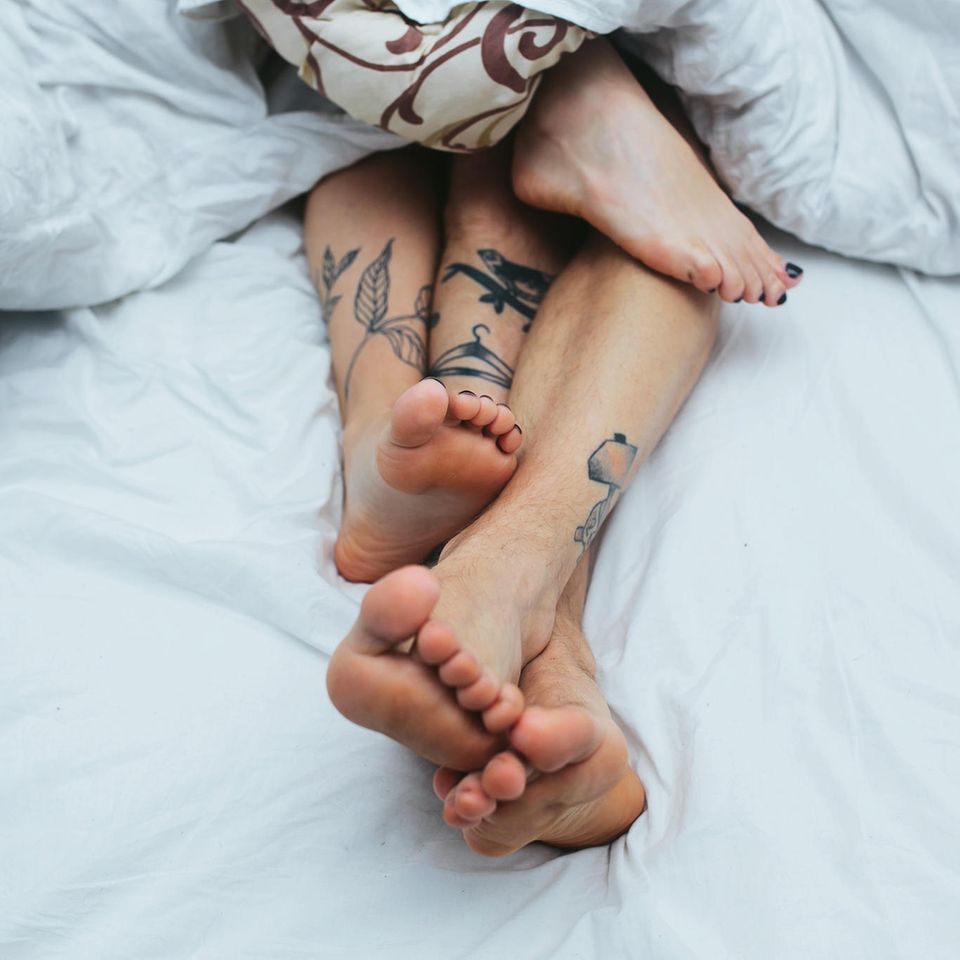 Wie kann Gleitgel mein Sexleben verbessern? Die Füße eines Paares im Bett