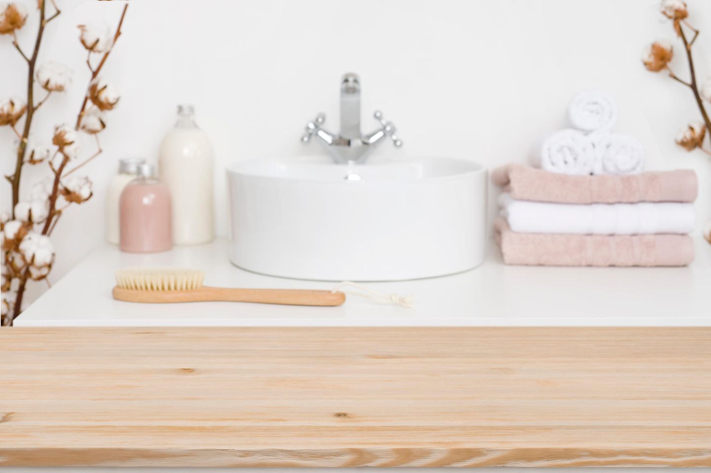 Badezimmer-Produkte: Waschbecken mit rosa Handtüchern