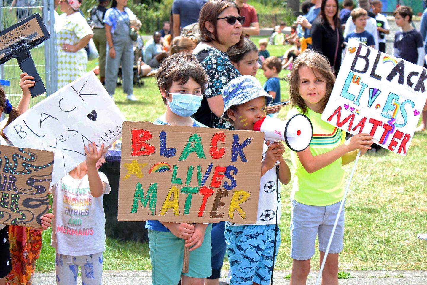 Kinder und Rassismus: Kinder demonstriere